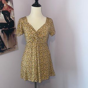 NWT Forever21 romper! Perfect for spring/summer. Stretchy fit. Very flattering.